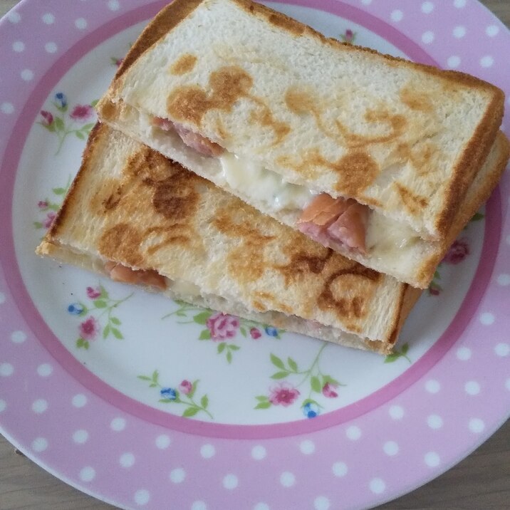 ほうれん草とウィンナーのホットサンド♡